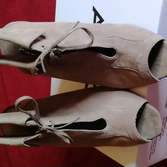 💞Gorgeous Aldo high wedge heeled Camel faux suede open toed tie shoes like new - Picture 7 of 7